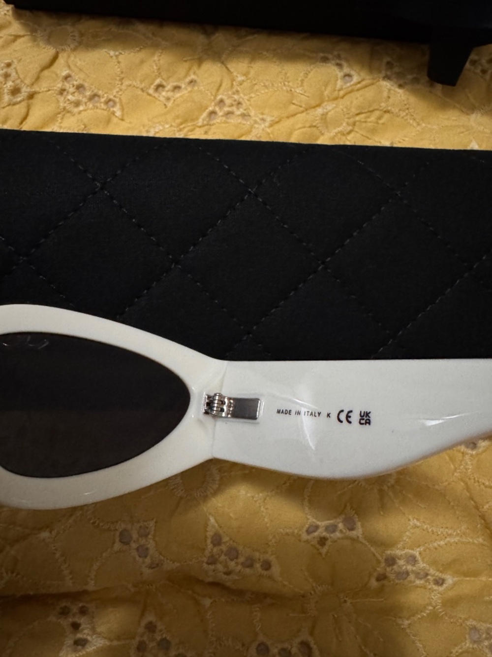 Chanel Cat eye Sunglasses Black & white - Picture 3 of 5